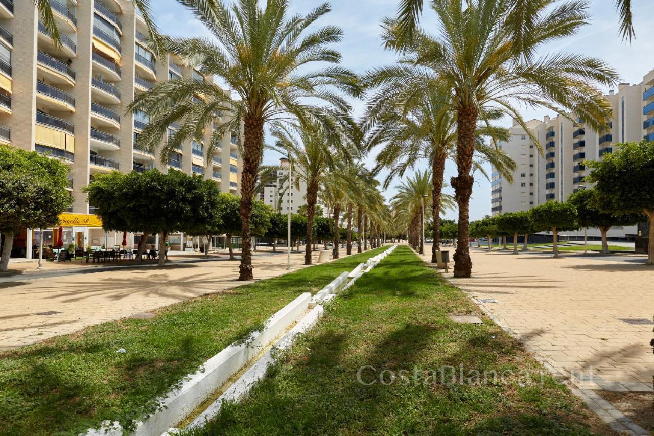Luxurious, Newly-renovated Large 2-bedroom By The Beach Apartment *