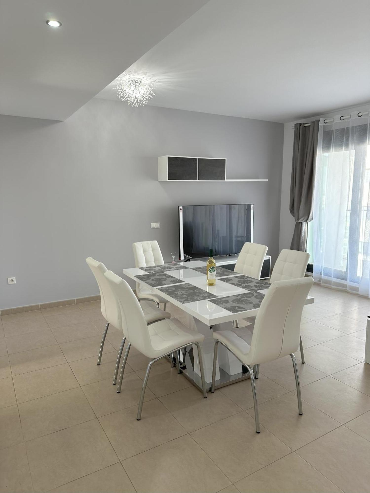 Luxurious, Newly-renovated Large 2-bedroom By The Beach Appartamento