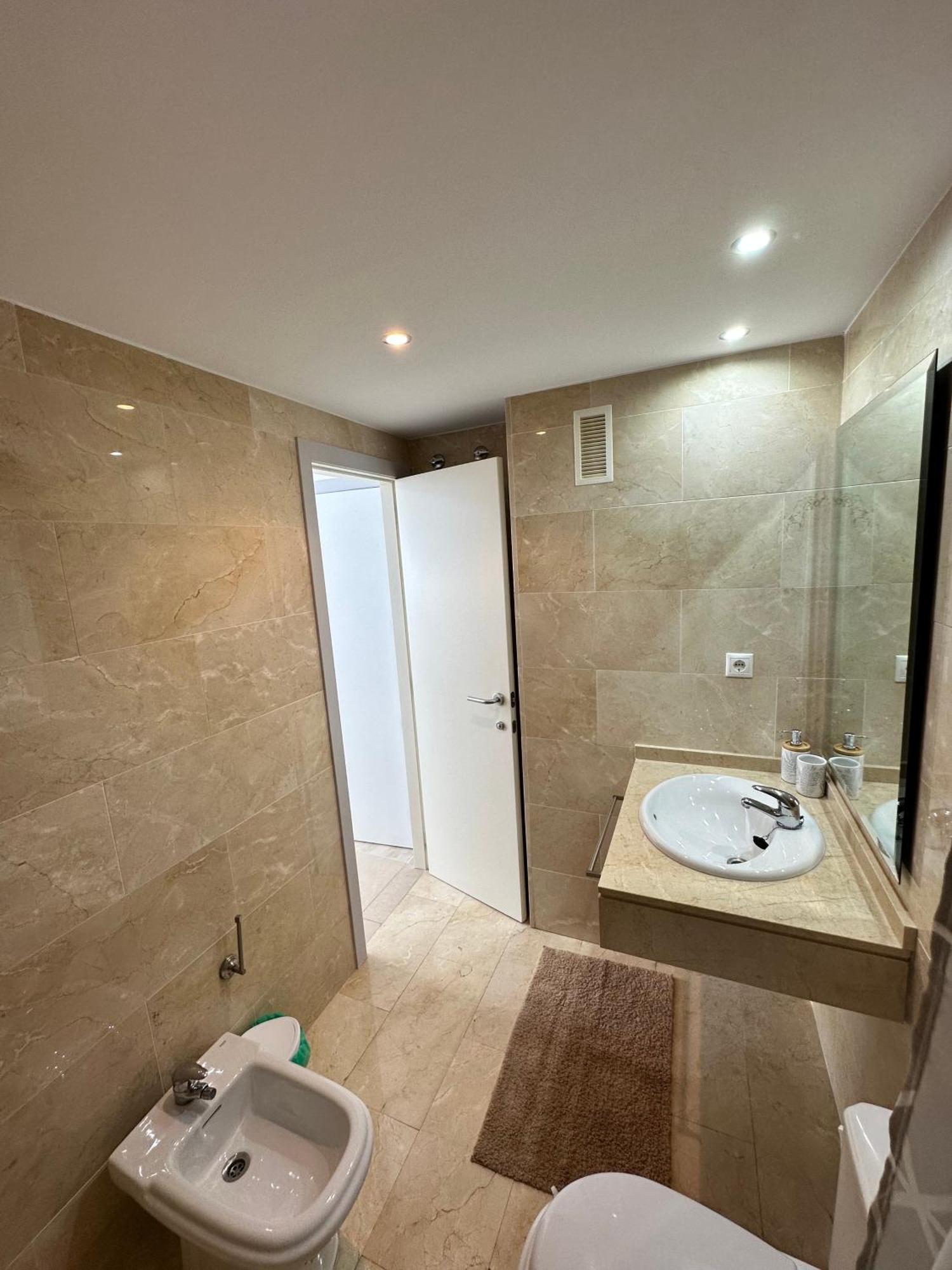 Luxurious, Newly-renovated Large 2-bedroom By The Beach Appartamento